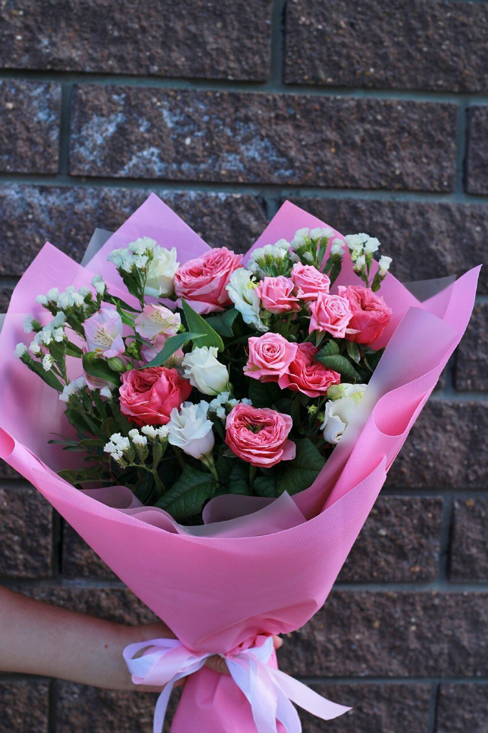 Букет из Пионовых Роз, кустовых роз, альстромерии в дизайнерском оформлении