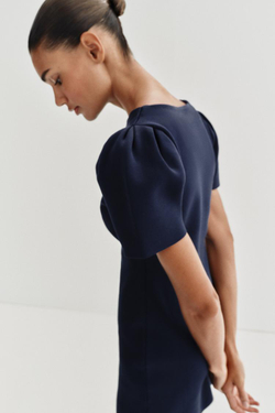 ZARA КОРОТКОЕ ТРИКОТАЖНОЕ ПЛАТЬЕ С ОБЪЕМНЫМИ РУКАВАМИ, ЧЕРНИЛЬНО-СИНИЙ