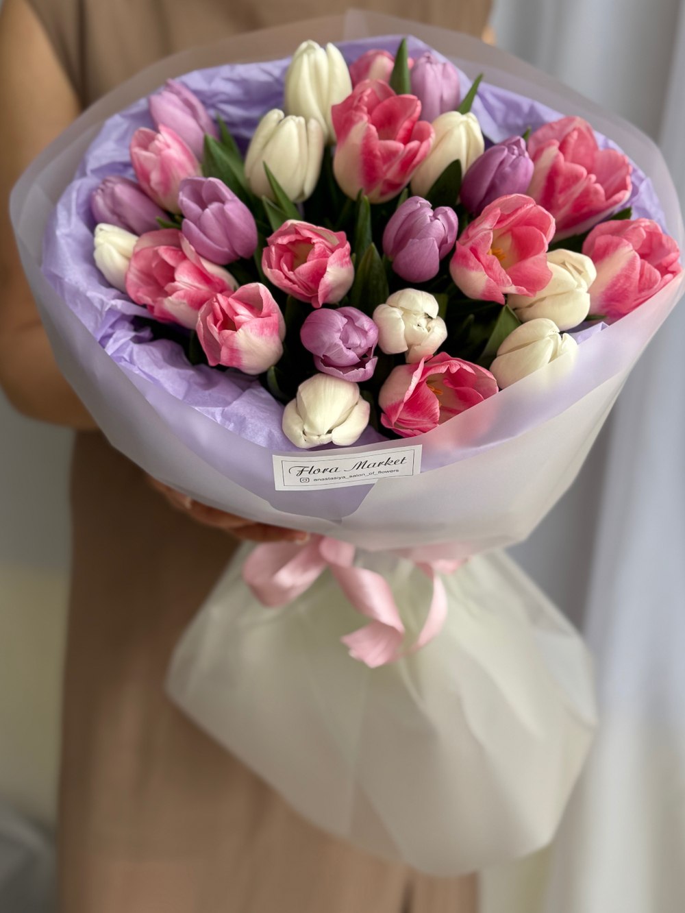 Утонченное сочетание розовых, белых и сиреневых тюльпанов в монобукете от Флора Маркет