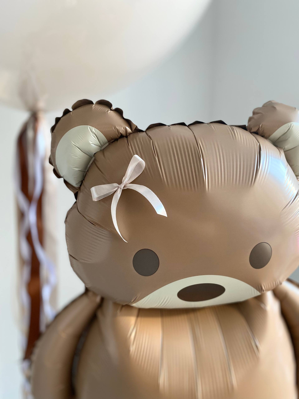 Воздушные шары на выписку из роддома мишка Барни крем/белый/песок №3940