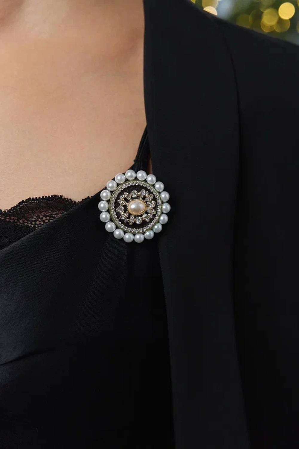 Брошь "пуговица" из натуральной черной кожи с жемчугом в середине и по краю