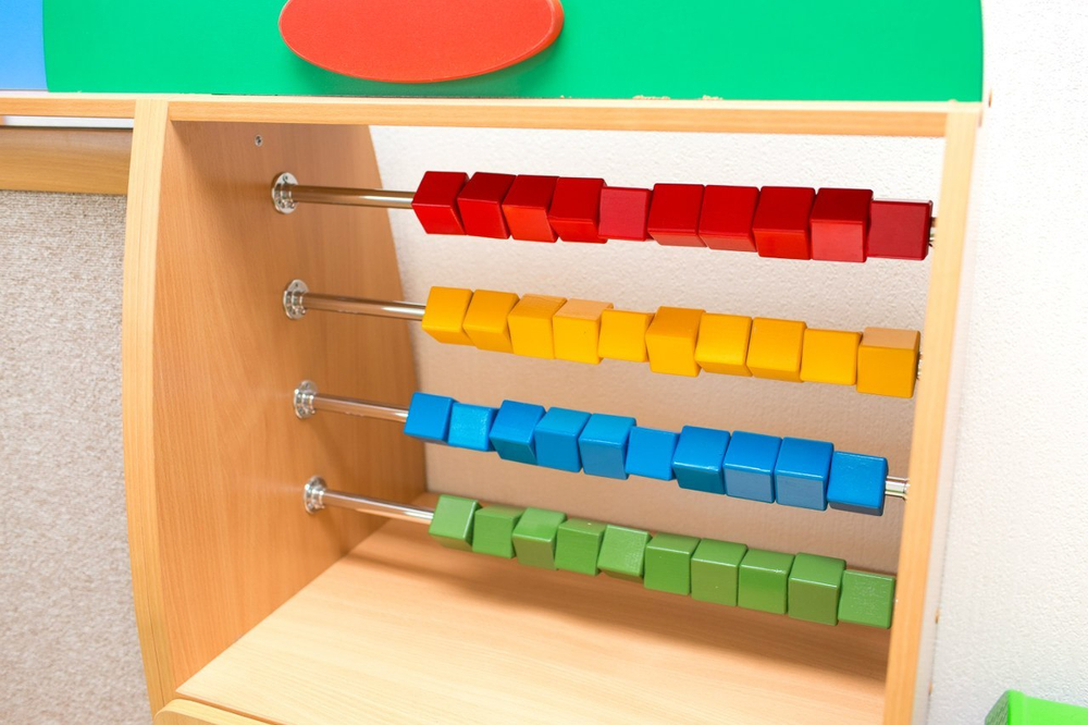 Дидактический стеллаж "Узнайка" с ковролином и магнитной доской