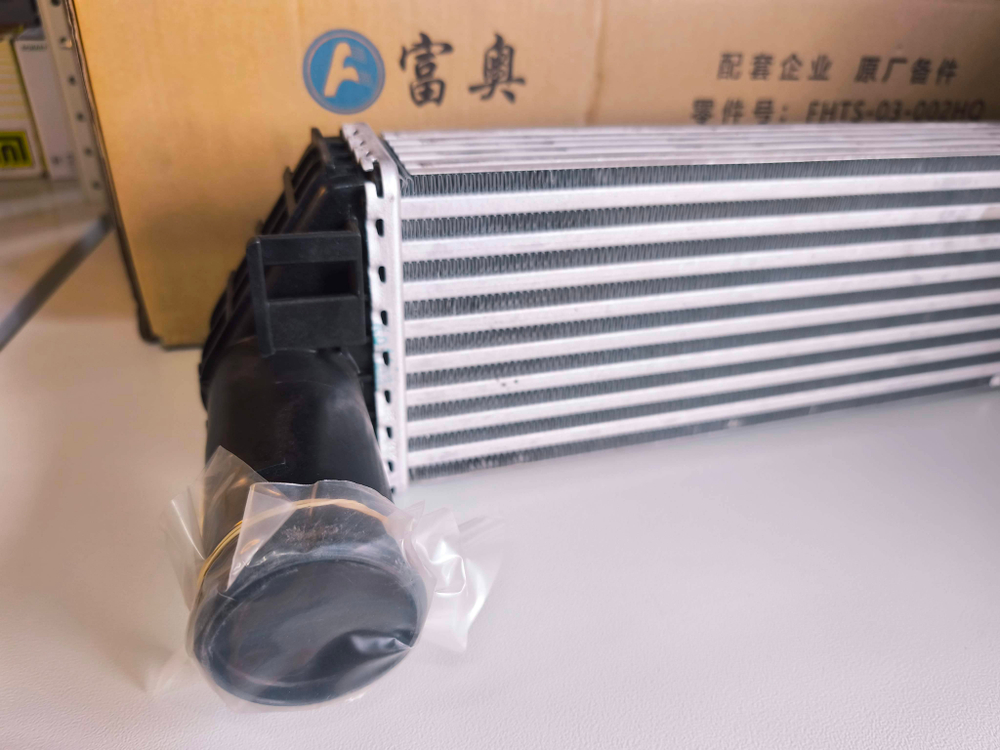 Радиатор промежуточный охладитель (интеркулер) Hongqi  H5-2020 / 2022