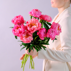 Букет пионов Корал Шарм