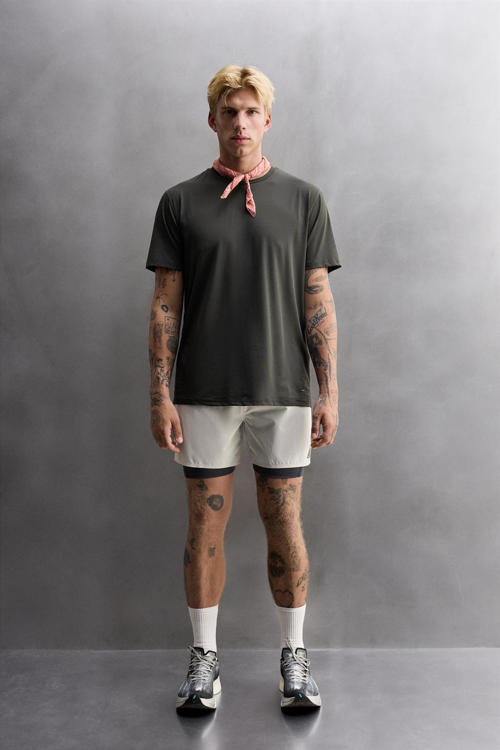 ZARA БАЗОВАЯ СПОРТИВНАЯ ФУТБОЛКА ИЗ ТЕХНИЧЕСКОЙ ТКАНИ, ТЕМНО-СЕРЫЙ