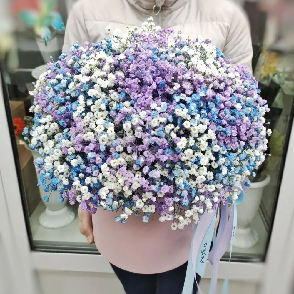 Композиция с цветной гипсофилой