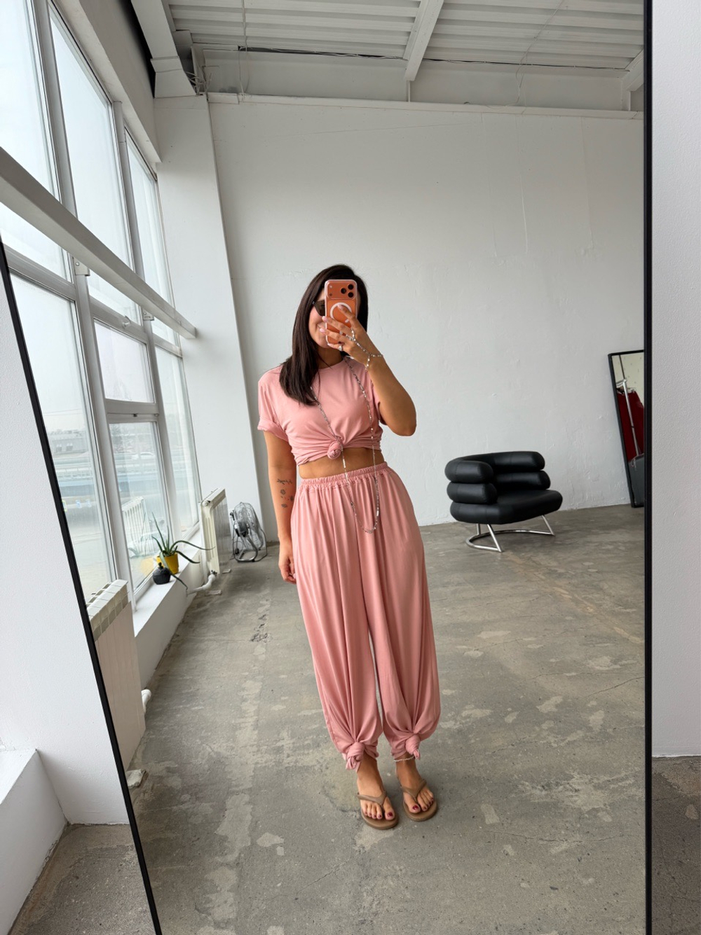 Костюм с силуэтной футболкой в нежно-розовом цвете