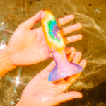 Анальная премиум-пробка с эффектом римминга 15см b-Vibe Peace & Love Tie-Dye BV-026