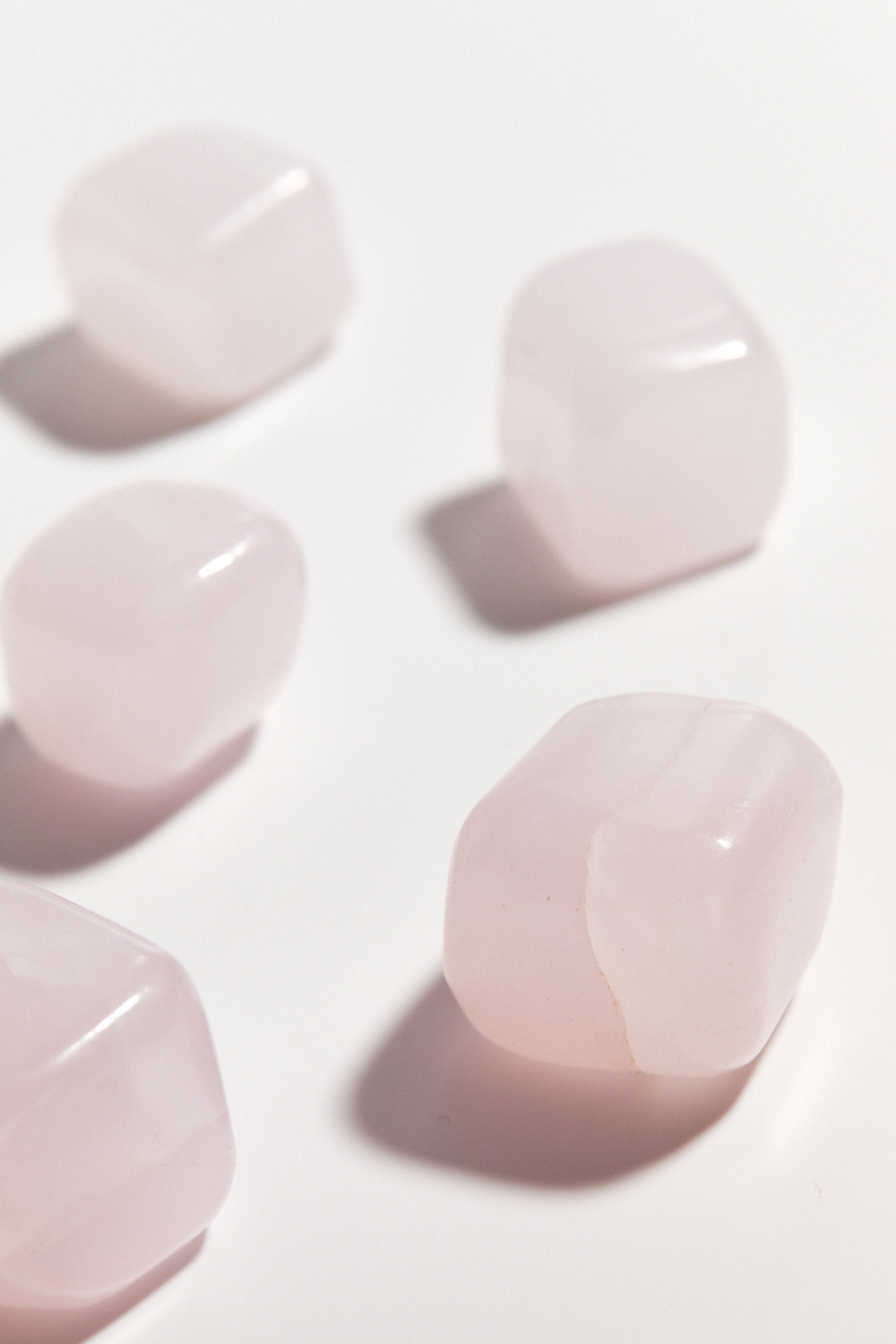 Розовый кальцит галтовка