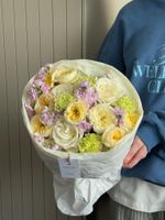 Букет из кустовых пионовидных роз, маттиолы, диантусов и одноголовых роз