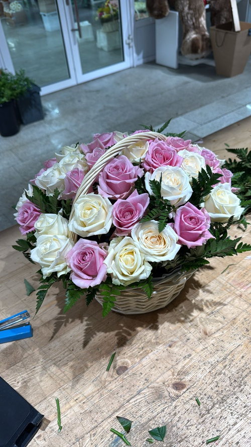 Траурная корзина из живых цветов «32 розовые и белые розы»