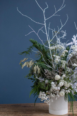 Композиция в бетонном кашпо белая