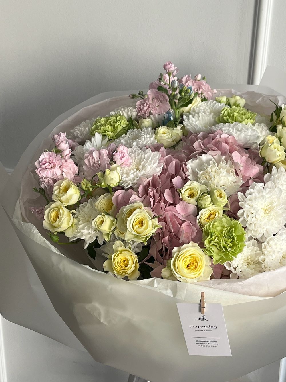 Букет сборный из гортензии, кустовой розы, маттиолы и диантусов