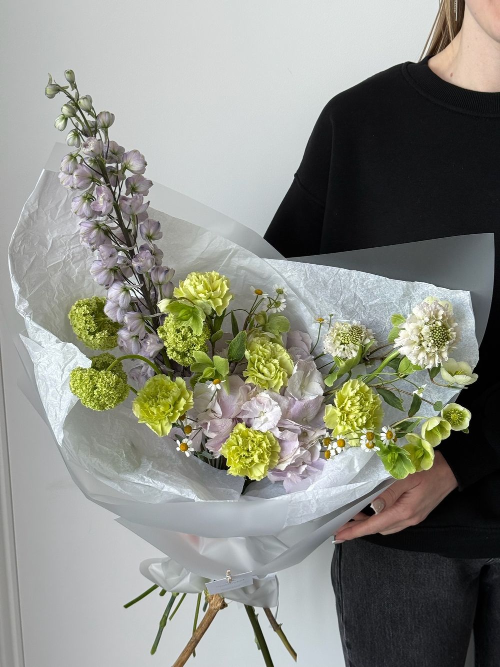 Букет сборный из гортензии, диантусов, вибурнума, дельфиниума и скабиозы