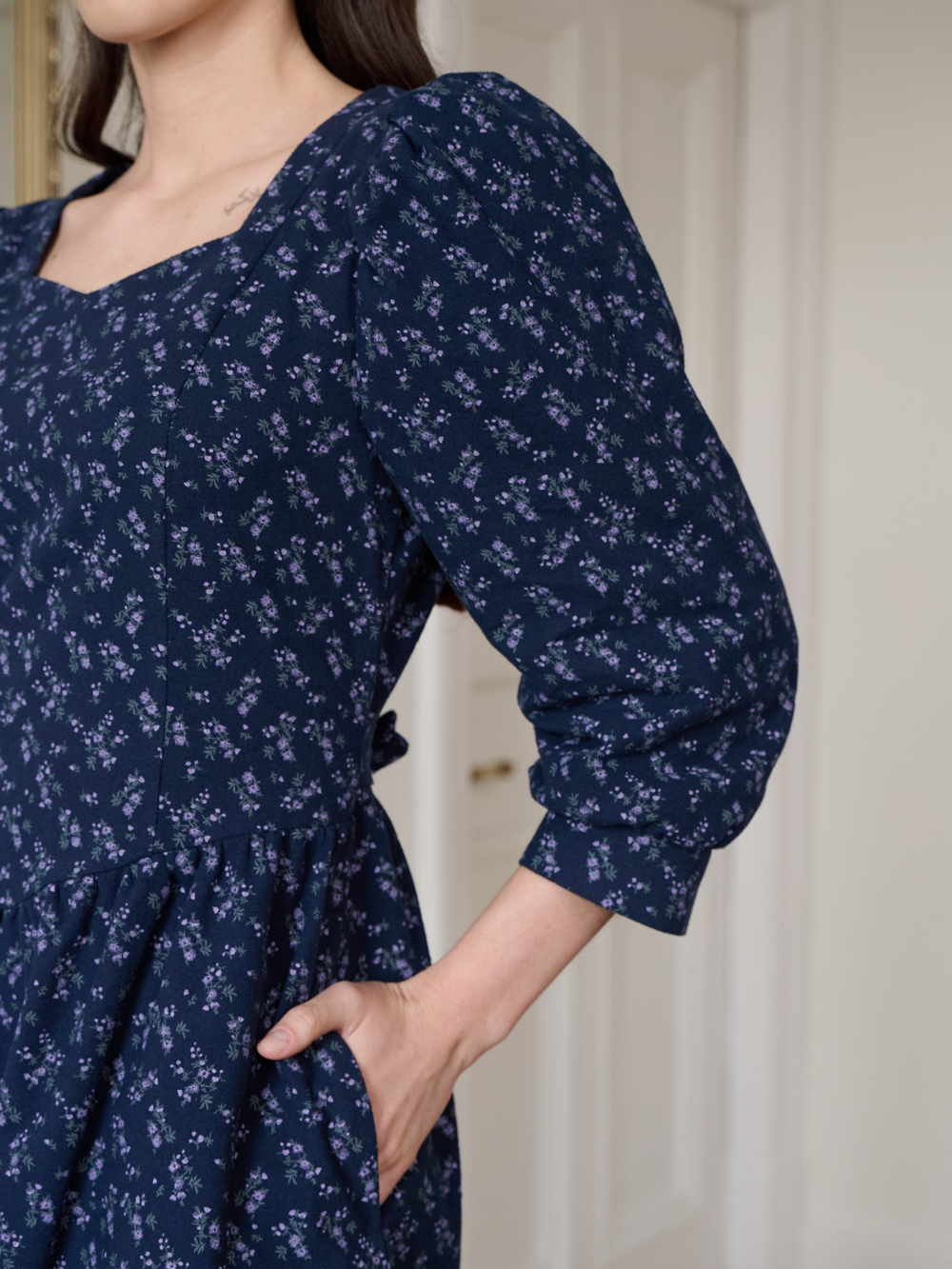 Платье с вырезом-сердечко