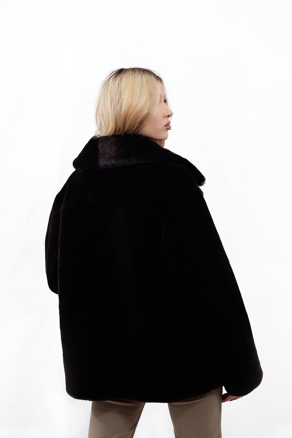 Куртка женская "Косуха" из натурального меха мутон, коричневый