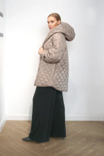 Куртка стеганная в бежевом оттенке с глубоким капюшоном