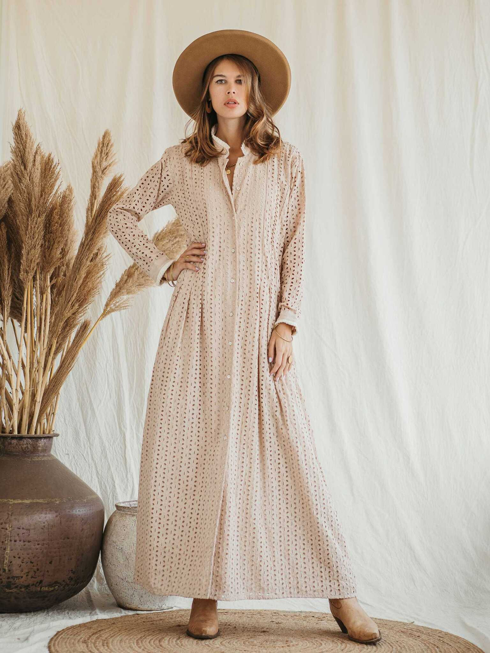 Платье макси из прошвы (бежевое)