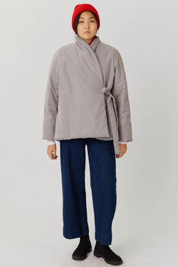 Зимняя куртка на запах из серой бархатистой мембраны