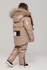 Куртка (пух) с капюшоном + полукомбинезон (пух) G'n'K Песочный/Спинка: черно-белый прямоугольный термопринт Девочка