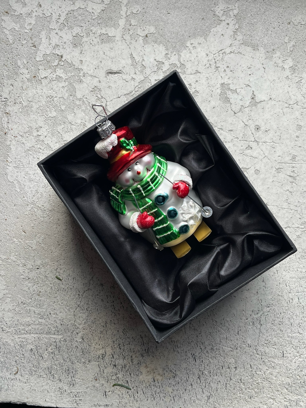 Новогодняя игрушка Снеговик в зеленом шарфике стекло