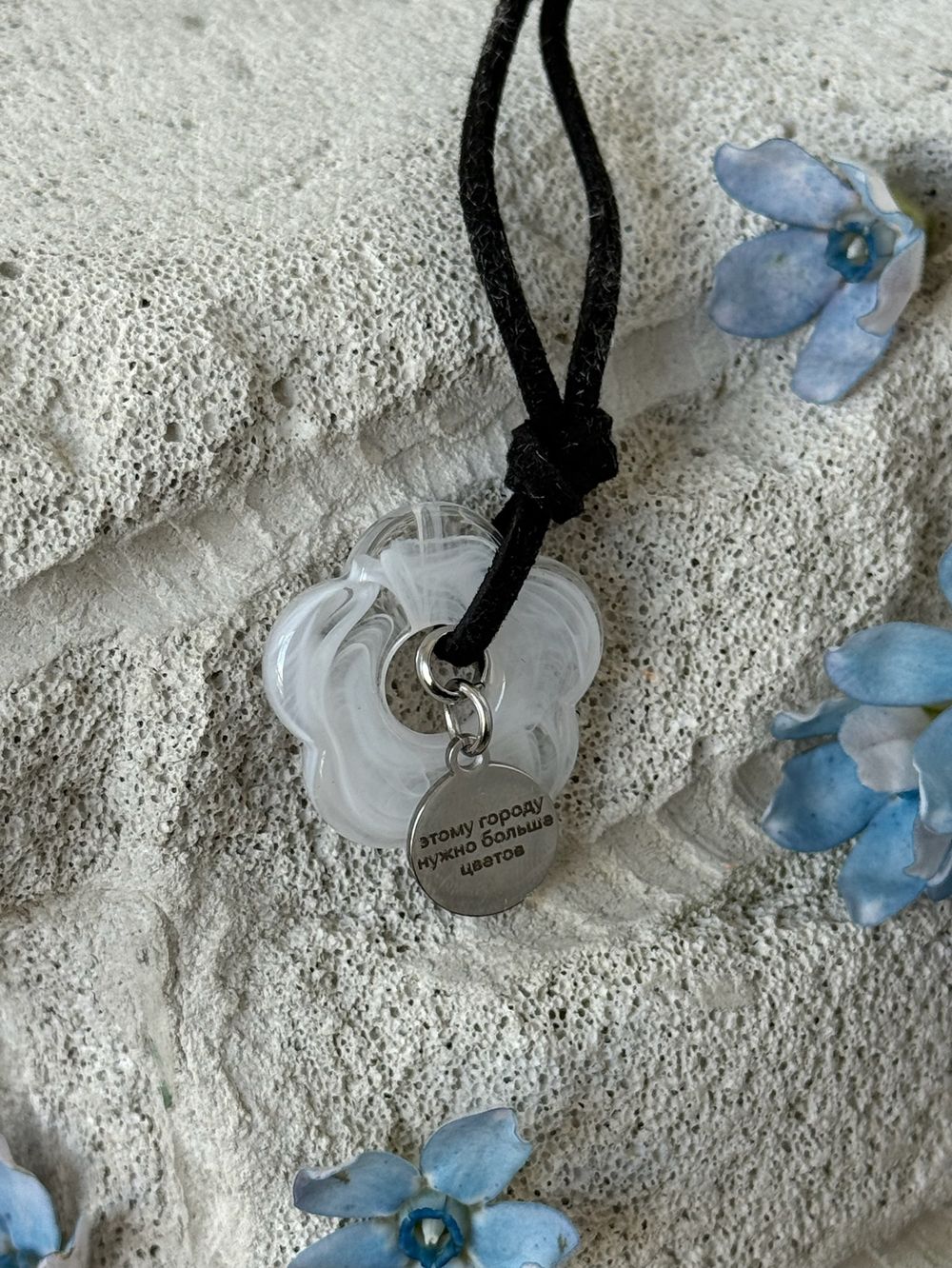 Подвеска цветочек в белом цвете