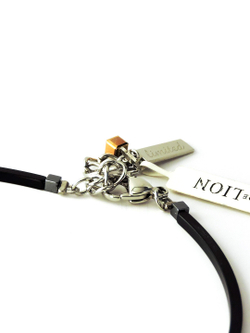 4700 Coeur de Lion стильное колье из разноцветных металлических цилиндров. Фото замка