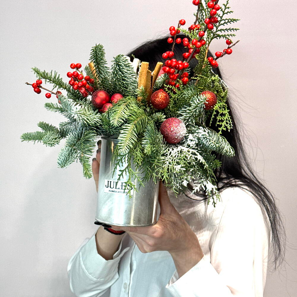 «Алая сказка» композиция с елью Нобилис , илексом и елочными шарами на Новый год