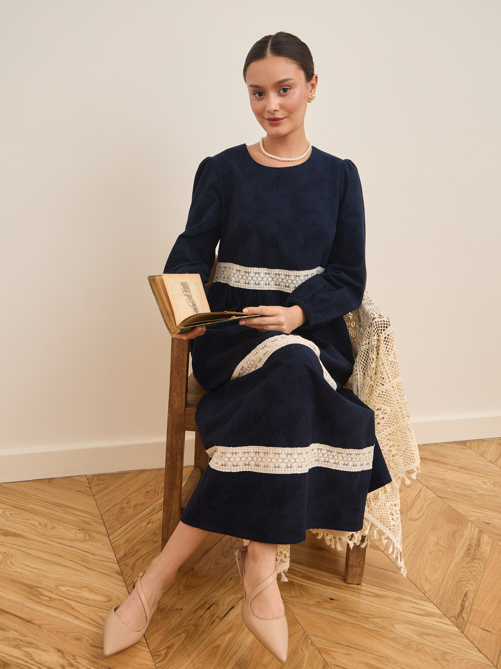 Платье с кружевными вставками