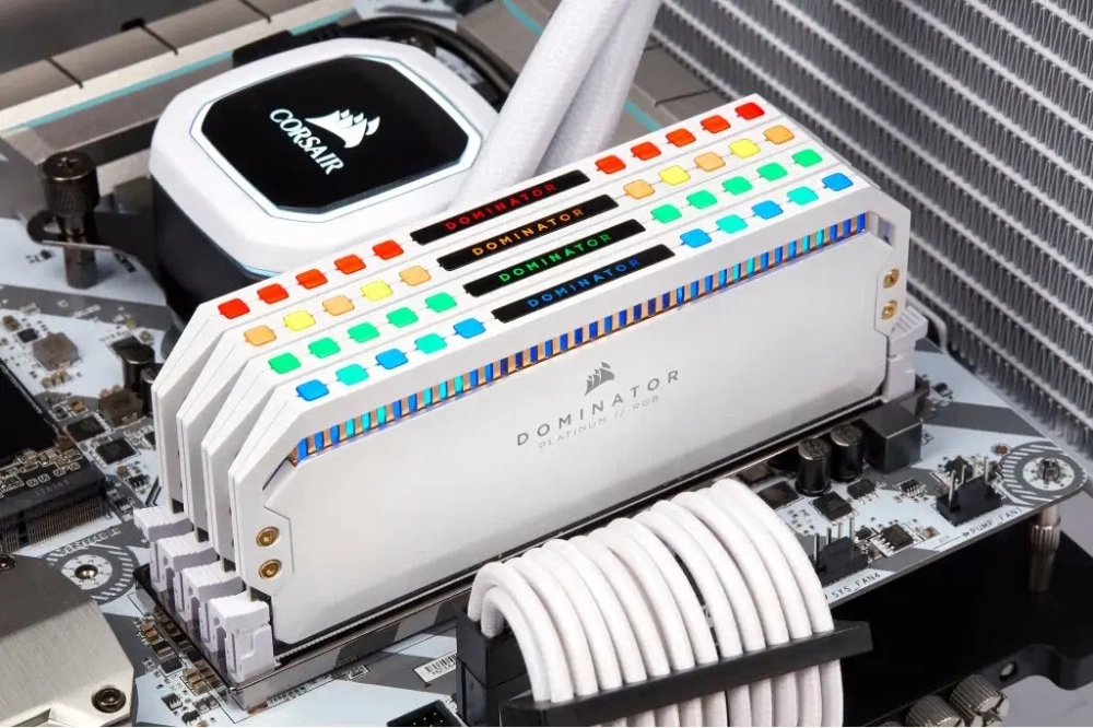 Оперативная память CORSAIR Dominator Platinum RGB, 32 Гб DDR5 (2x16 Гб), CL36, 6200 МГц, Белая (CMT32GX5M2X6200C36W)