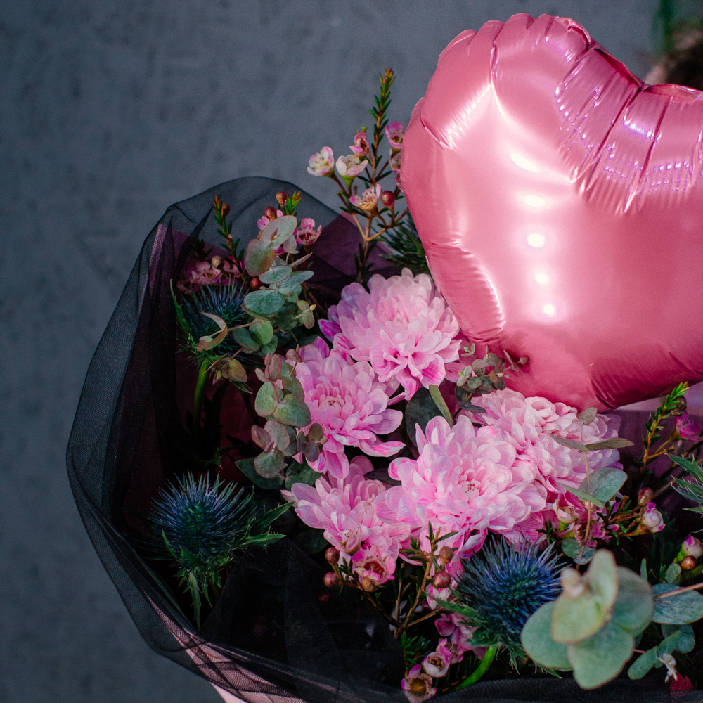 120. Романтичный букет с шариком-сердцем в контрастной упаковке