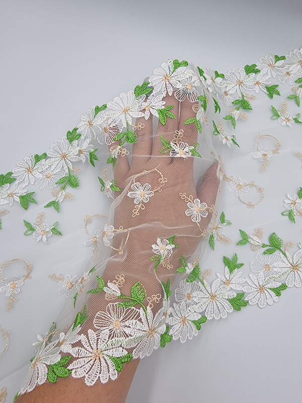 Вышивка на сетке ромашки на белом К787