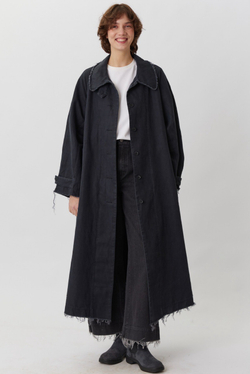Объемный плащ из черного вареного льна