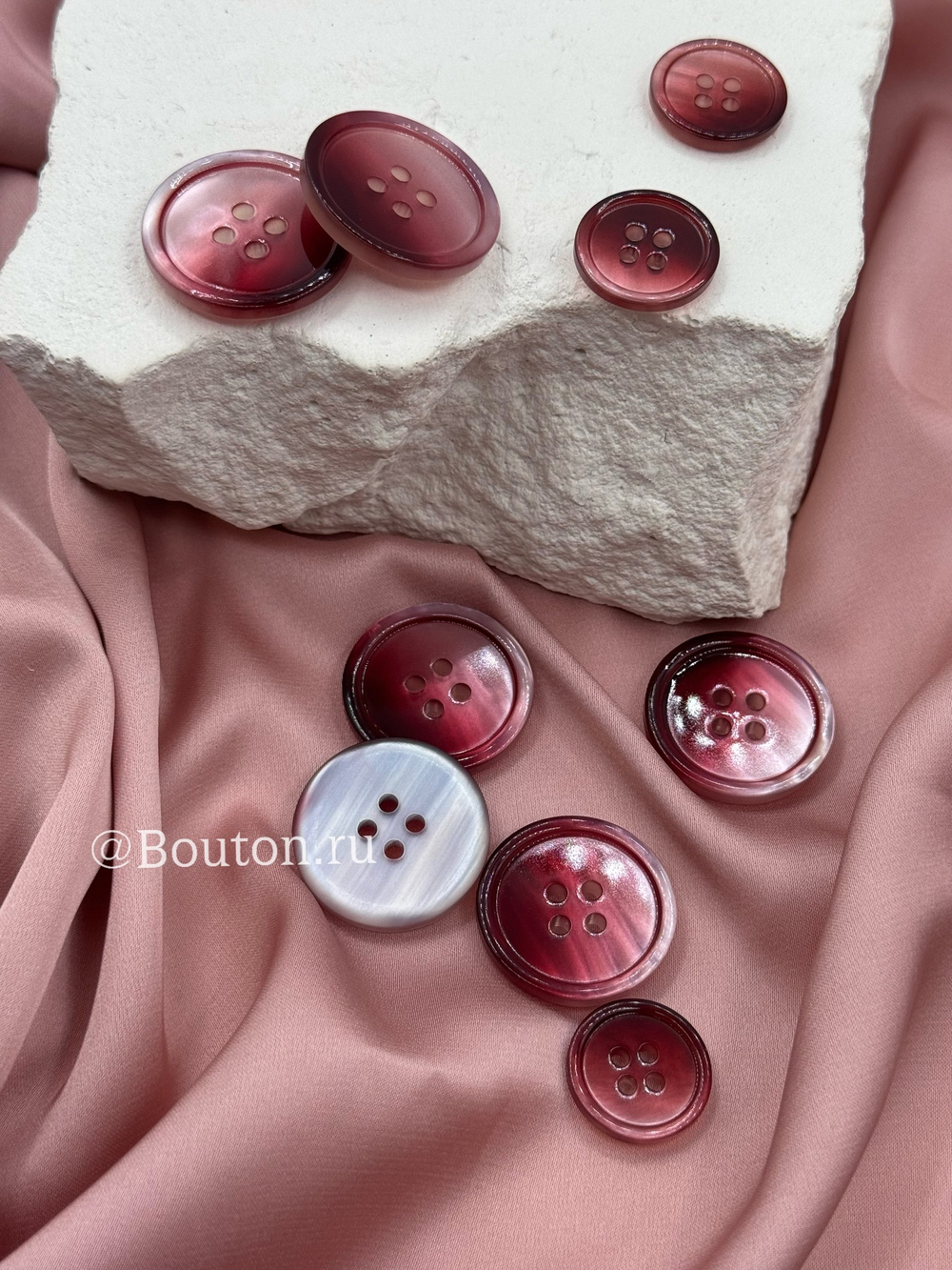 Пуговицы на прокол с градиентом красные