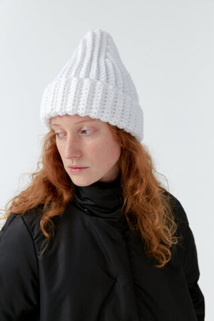 Шапка-бини белого цвета