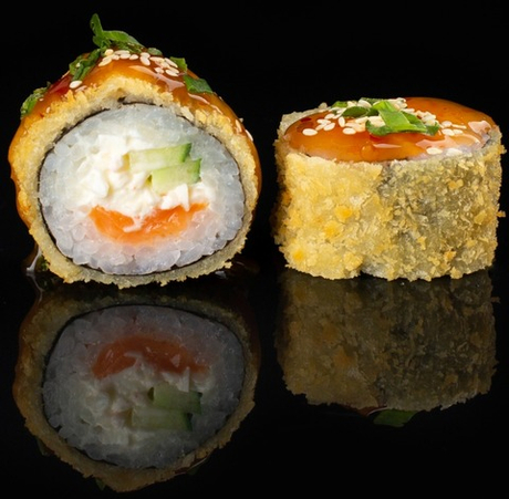 Ролл Темпурный с лососем и крабом 8 шт.🌶️