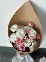 Кулек из хризантемы, герберы, кустовой розы и диантусов