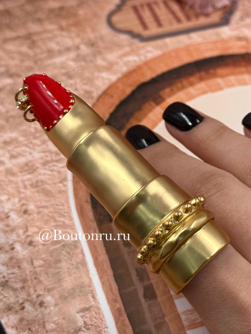 Кольцо-трансформер Скиапар. в виде пальца с красным ногтем и пирсингом
