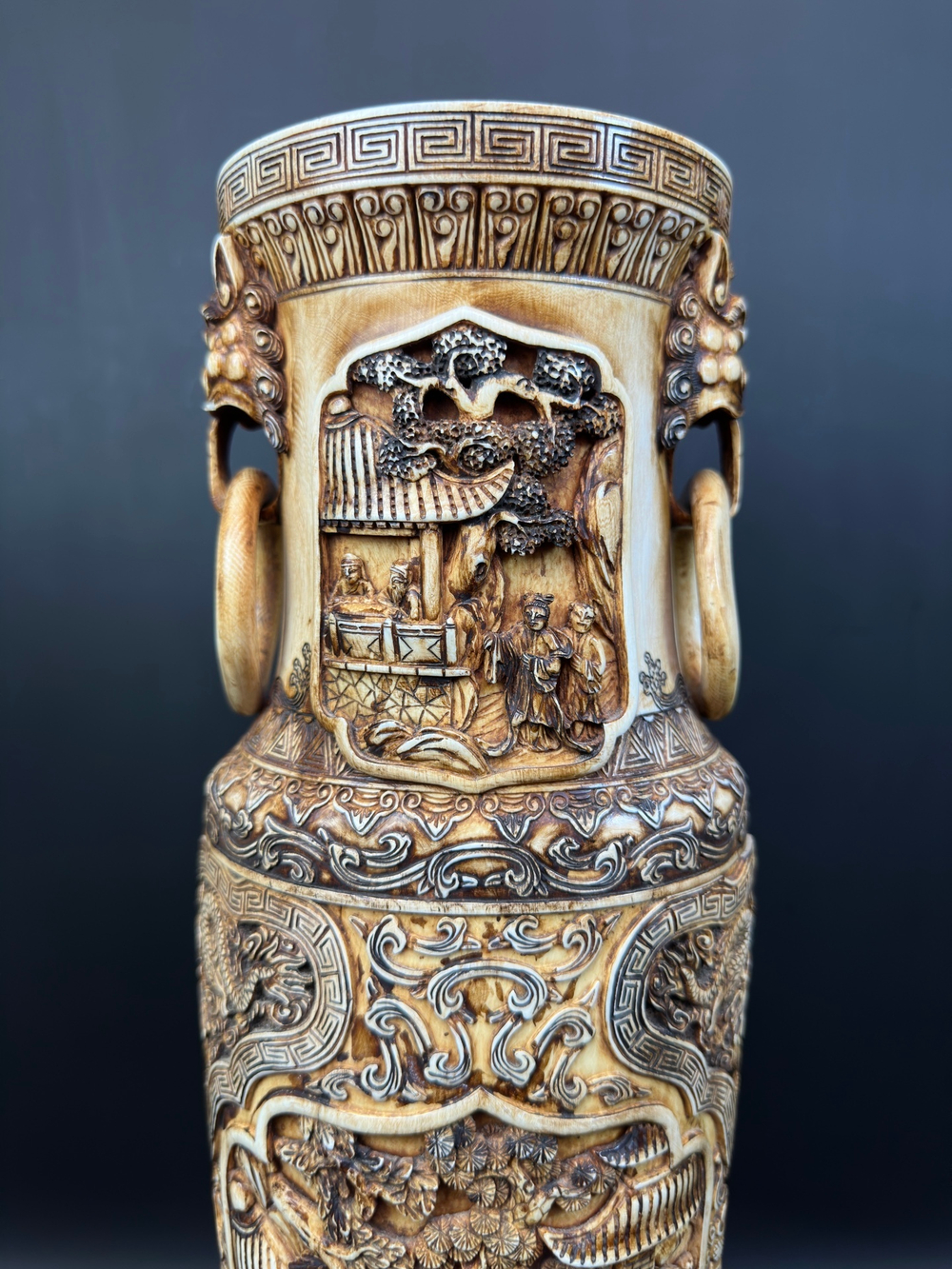 Монументальная резная ваза из кости