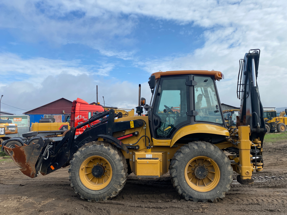 TAVR 695* Экскаватор-погрузчик 695BL (Дизельный, 3,9 л, 102 л.с., АТ)