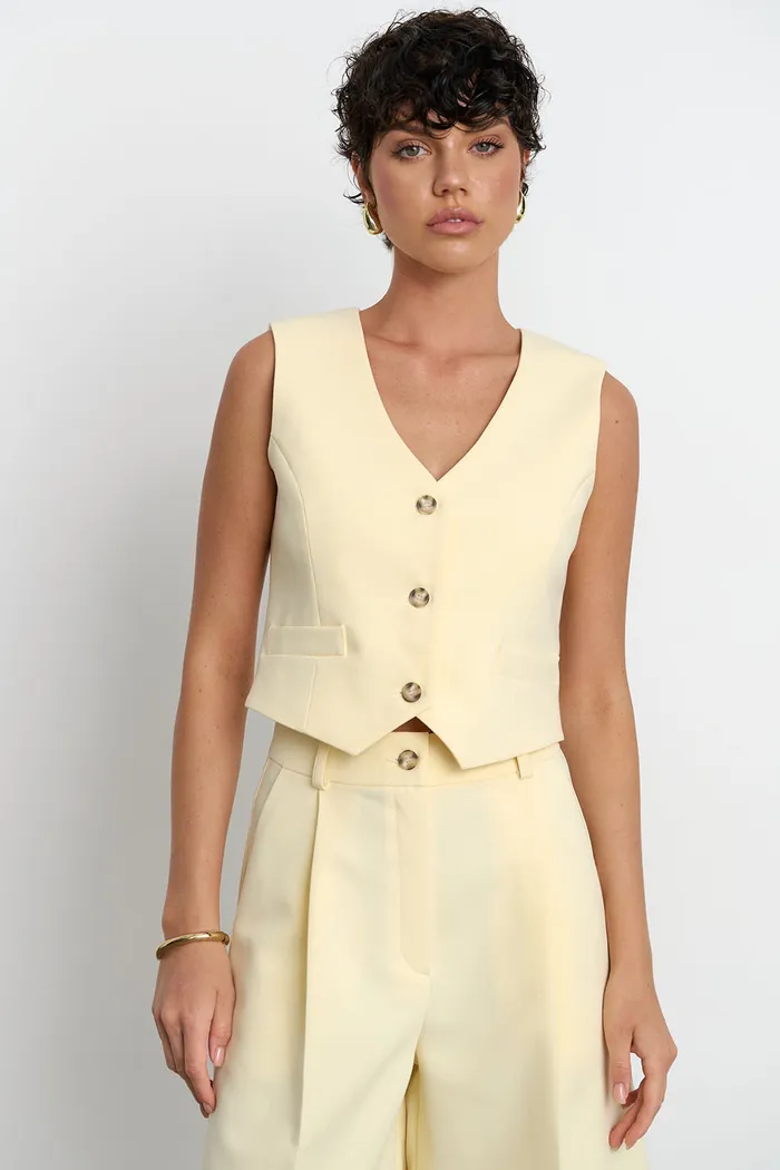 Жилет костюмный ванильного цвета