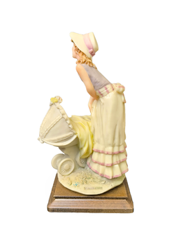 Статуэтка "Дама с коляской" Capodimonte