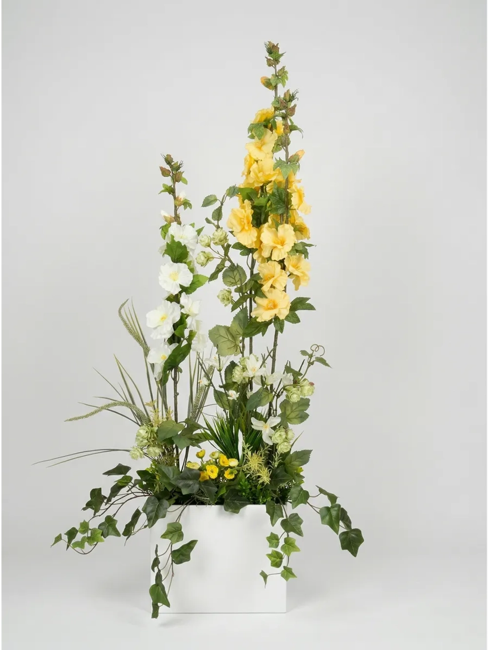 Напольная композиция из искусственных растений и цветов