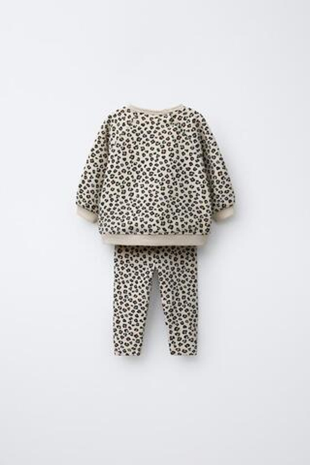 ZARA КОМПЛЕКТ ИЗ ТОЛСТОВКИ И ЛЕГИНСОВ С АНИМАЛИСТИЧНЫМ ПРИНТОМ, ЭКРЮ