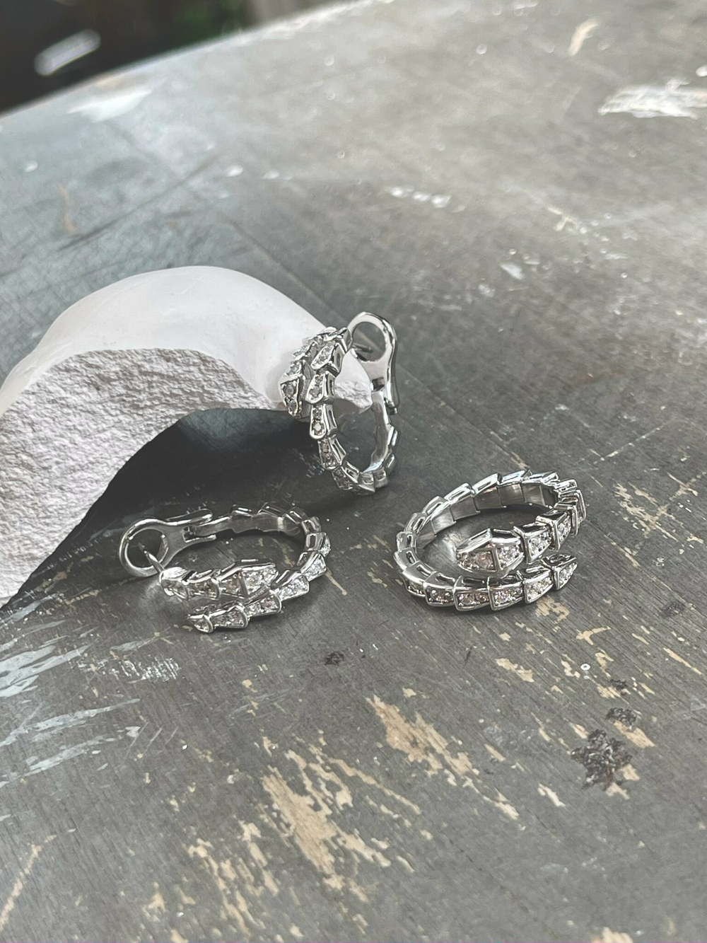 **Элегантные и уникальные: серебряные серьги "Чешуя" с фианитами**  Откройте для себя очарование наших серебряных серег "Чешуя" с фианитами, вдохновленных сверкающей чешуей рыбы. Изготовленные из высококачественного серебра 925 пробы, эти серьги украшены мерцающими фианитами, имитирующими бриллианты.  **Дизайн, привлекающий внимание**  Серьги "Чешуя" отличаются уникальным и привлекательным дизайном. Перекрывающиеся чешуйки создают текстурированный и многогранный эффект, который непременно привлечет внимание.  **Сияние и блеск**  Фианиты, инкрустированные в серьги, придают им исключительный блеск. Эти камни обладают невероятной прозрачностью и игрой света, создавая иллюзию настоящих бриллиантов.  **Универсальный стиль**  Серебряные серьги "Чешуя" с фианитами универсальны и подходят для любого случая. Они дополнят как повседневные, так и вечерние наряды, добавляя нотку элегантности и изысканности.  **Высокое качество и долговечность**  Наши серьги изготовлены из серебра 925 пробы и покрыты родием для защиты от потускнения и обеспечения долговечности. Благодаря этому они сохранят свой блеск на долгие годы.  **Приобретите прямо сейчас и блистайте!**  Не упустите возможность приобрести наши изысканные серебряные серьги "Чешуя" с фианитами. Посетите наш интернет-магазин и выберите идеальную пару для себя или в подарок близким. Добавьте немного блеска и очарования в свой образ с этими уникальными и элегантными украшениями!