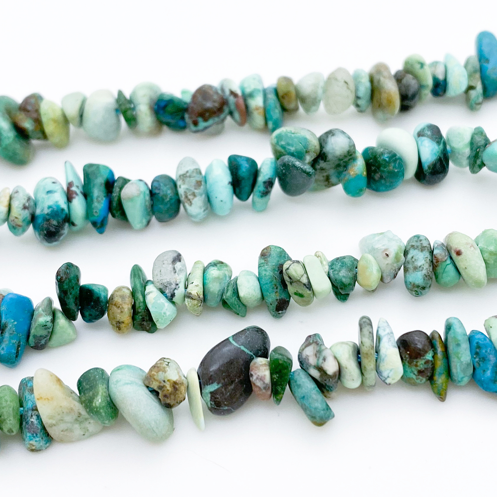 Хризоколла в породе, крошка 4-8 мм, цена за нить 38 см