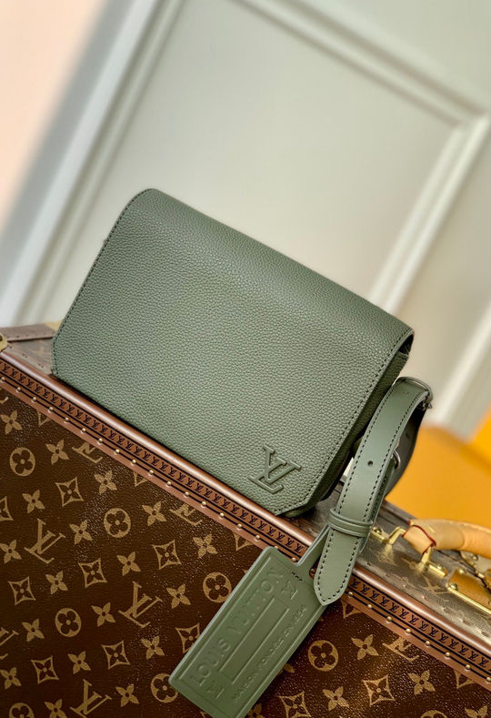 Louis Vuitton Takeoff Messenger