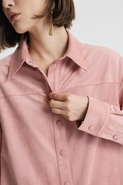 Рубашка из розовой экозамши