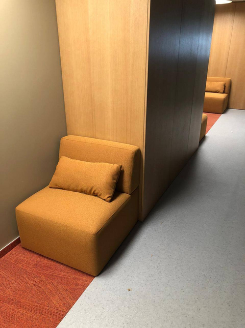 Уютное мягкое кресло без подлокотников в современном дизайне