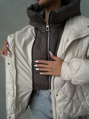 Бежево-шоколадная куртка с манишкой